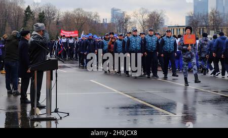 Mosca, Russia. 23 Mar 2019. Il comandante del Distretto Centrale della Guardia Nazionale, Generale Igor Golloyev, riceve la sfilata dei partecipanti al festival. La finale del festival culturale e sportivo del Distretto Centrale delle truppe della Guardia Nazionale Russa si è svolta nel complesso sportivo di Luzhniki. (Foto di Mihail Siergiejevicz/SOPA Imag/Sipa USA) Credit: Sipa USA/Alamy Live News Foto Stock