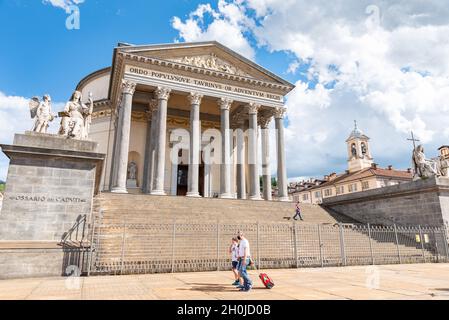 Torino, Italia. Maggio 12, 2021. Vista della Chiesa della Grande Madre di Dio con una persona che passa con un bagaglio. Foto Stock