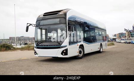 Primo piano di un autobus bianco elettrico o a celle a combustibile a idrogeno in un parcheggio cittadino Foto Stock