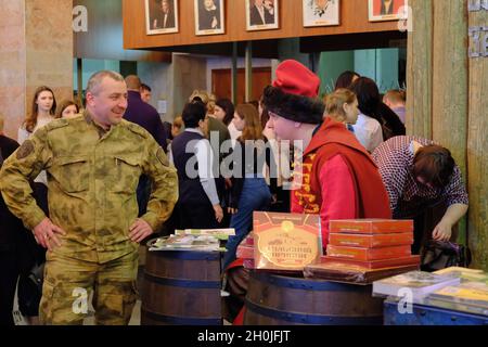 Mosca, Russia. 23 Mar 2019. Un uomo militare comunica con un partecipante al festival in uniforme di un arciere moscovita del 17 ° secolo. La finale del festival culturale e sportivo del distretto centrale delle truppe della Guardia Nazionale Russa si è svolta nel complesso sportivo Luzhniki. (Credit Image: © Mihail Siergiejevicz/SOPA Images via ZUMA Press Wire) Foto Stock