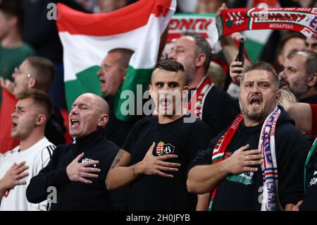 Londra, Inghilterra, 12 ottobre 2021. I tifosi ungheresi durante la partita di qualificazione alla Coppa del mondo FIFA al Wembley Stadium di Londra. Il credito d'immagine dovrebbe essere: David Klein / Sportimage Foto Stock