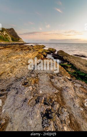 Antrim strada costiera in Irlanda del Nord vicino al famoso Giants Causeway a Garron Point fuori Carnlough Foto Stock