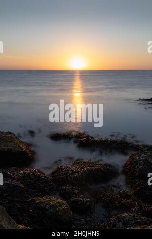 Antrim strada costiera in Irlanda del Nord vicino al famoso Giants Causeway a Garron Point fuori Carnlough Foto Stock