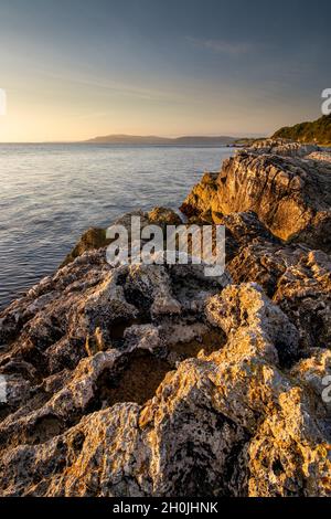 Antrim strada costiera in Irlanda del Nord vicino al famoso Giants Causeway a Garron Point fuori Carnlough Foto Stock