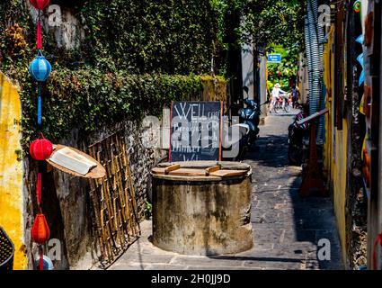 Uno dei molti vicoli stretti, ma questo si trova nel centro storico e ha un pozzo d'acqua nella strada. Foto Stock