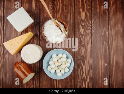 vista dall'alto di diversi tipi di formaggio su sfondo rustico in legno Foto Stock