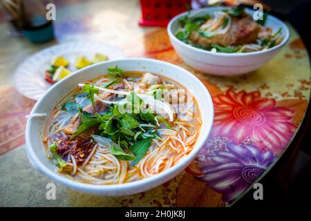 Colazione al mattino ciotola di Pho vietnamita a Hoi An. Foto Stock