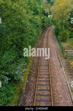 treno Ytrack ti Betws-y-coed sulla Conwy Valley Line da Llandudno Junction a Blaenau Ffestiniog, Galles Foto Stock