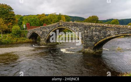 Il Pont fawr a 3 campate (ponte grande, ponte Llanrwst) sul fiume Conwy, noto anche come ponte scuotente, che vibra quando il parapetto viene colpito Foto Stock