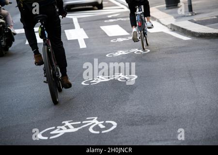 Italia, Lombardia, Milano, segnaletica stradale in centro città Foto Stock