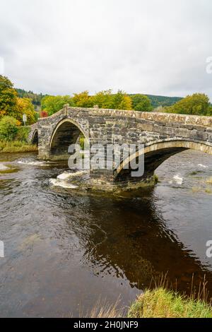 Il Pont fawr a 3 campate (ponte grande, ponte Llanrwst) sul fiume Conwy, noto anche come ponte scuotente, che vibra quando il parapetto viene colpito Foto Stock