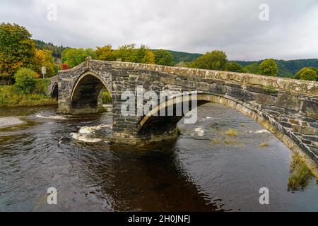 Il Pont fawr a 3 campate (ponte grande, ponte Llanrwst) sul fiume Conwy, noto anche come ponte scuotente, che vibra quando il parapetto viene colpito Foto Stock