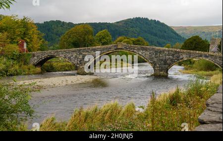 Il Pont fawr a 3 campate (ponte grande, ponte Llanrwst) sul fiume Conwy, noto anche come ponte scuotente, che vibra quando il parapetto viene colpito Foto Stock