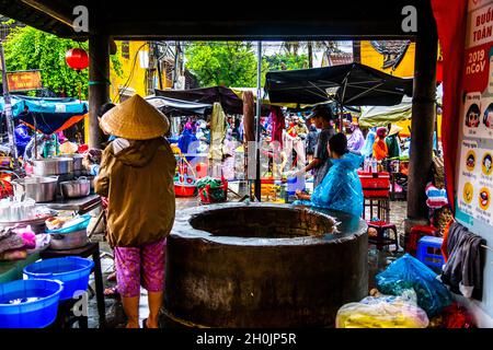 Hoi An, Central Market Area: Questo pozzo si trova di fronte al mercato Centrale e di fronte a molti venditori di prodotti locali, o venditori di strada. Foto Stock