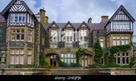 19 ° secolo Bodnant Hall della famiglia Aberconway, giardini affidati al National Trust, tal-y-Cafn, Conwy, Galles Foto Stock