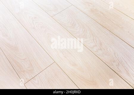 Minsk, Bielorussia - 05 agosto 2019: Texture of laminate floor Tarkett Woodstock Woodstock bianco sherwood Oak 4V in interior Foto Stock