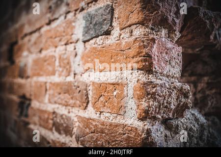 Frammento di una vecchia muratura - angolo closeup di un'antica muraglia Foto Stock