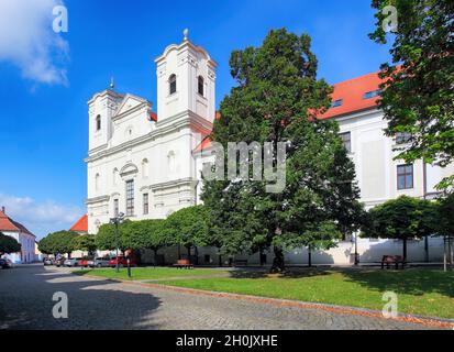 Chiesa dei Gesuiti in Skalica, Repubblica slovacca. Architettura religiosa. Luogo di culto. Il patrimonio culturale. Scena architettonica. Foto Stock