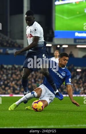 Il Dominic Calvert-Lewin di Everton è affrontato da Davinson Sanchez di Tottenham Hotspur Foto Stock