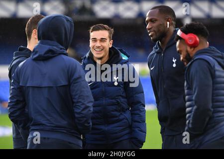 Harry Winks (centro) di Tottenham Hotspur ride con i compagni di squadra Foto Stock