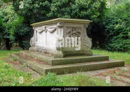 Tomba di Sir William Cuthbert Quilter, Santa Maria la Vergine Chiesa, Bawdsey, Suffolk, East Anglia Foto Stock