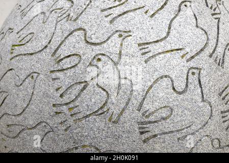 Londra, Inghilterra, Regno Unito. Bali Memorial (Gary Breeze / Martin Cook; 2002) commemorando le vittime del bombardamento di Bali - primo piano di colombe Foto Stock