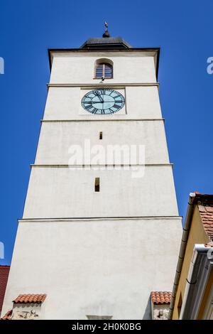 La Torre del Consiglio (Turnul Sfatului) verso il cielo azzurro nel centro storico della città di Sibiu, nella regione della Transilvania (Transilvania) in Romania Foto Stock