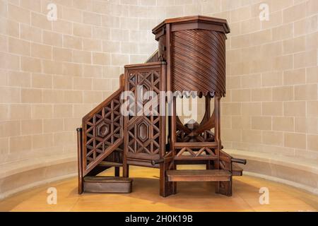 Pulpito di legno usato nelle omelie dai sacerdoti Foto Stock