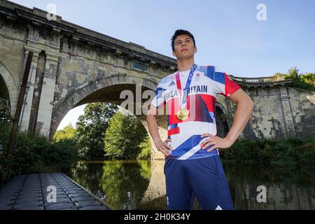 Il pentatleta moderno Joe Choong si pone per una foto con la sua medaglia d'oro olimpica da Tokyo 2020 al Dundas Aqueduct vicino Bath. Data foto: Martedì 11 ottobre 2021. Foto Stock