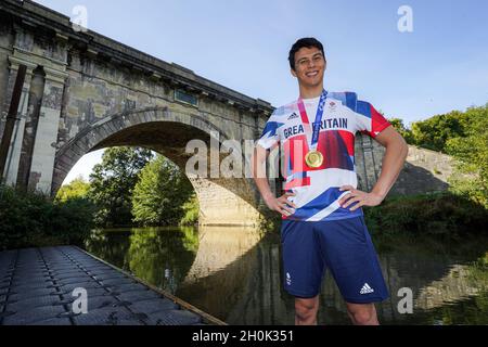 Il pentatleta moderno Joe Choong si pone per una foto con la sua medaglia d'oro olimpica da Tokyo 2020 al Dundas Aqueduct vicino Bath. Data foto: Martedì 11 ottobre 2021. Foto Stock