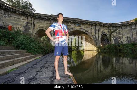 Il pentatleta moderno Joe Choong si pone per una foto con la sua medaglia d'oro olimpica da Tokyo 2020 al Dundas Aqueduct vicino Bath. Data foto: Martedì 11 ottobre 2021. Foto Stock