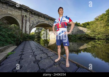 Il pentatleta moderno Joe Choong si pone per una foto con la sua medaglia d'oro olimpica da Tokyo 2020 al Dundas Aqueduct vicino Bath. Data foto: Martedì 11 ottobre 2021. Foto Stock