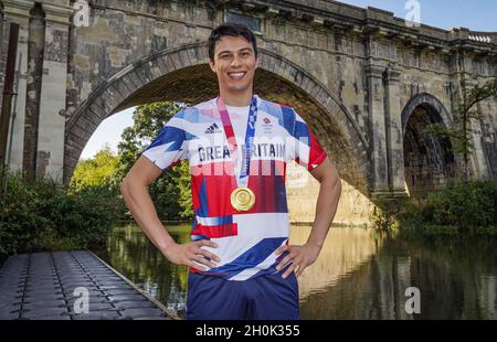 Il pentatleta moderno Joe Choong si pone per una foto con la sua medaglia d'oro olimpica da Tokyo 2020 al Dundas Aqueduct vicino Bath. Data foto: Martedì 11 ottobre 2021. Foto Stock