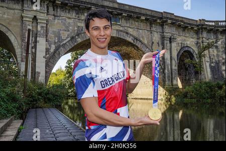 Il pentatleta moderno Joe Choong si pone per una foto con la sua medaglia d'oro olimpica da Tokyo 2020 al Dundas Aqueduct vicino Bath. Data foto: Martedì 11 ottobre 2021. Foto Stock