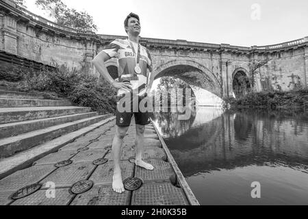 Il pentathlete moderno della Gran Bretagna, Joe Choong pone per una foto con la sua medaglia d'oro olimpica da Tokyo 2020 al Dundas Aqueduct vicino Bath. Data foto: Martedì 11 ottobre 2021. Foto Stock