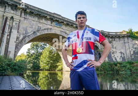 Il pentathlete moderno della Gran Bretagna, Joe Choong pone per una foto con la sua medaglia d'oro olimpica da Tokyo 2020 al Dundas Aqueduct vicino Bath. Data foto: Martedì 11 ottobre 2021. Foto Stock