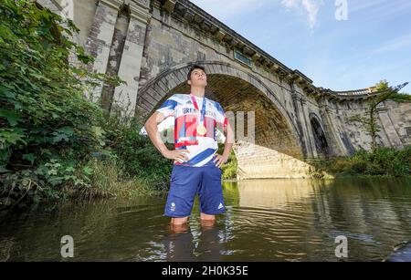 Il pentathlete moderno della Gran Bretagna, Joe Choong pone per una foto con la sua medaglia d'oro olimpica da Tokyo 2020 al Dundas Aqueduct vicino Bath. Data foto: Martedì 11 ottobre 2021. Foto Stock