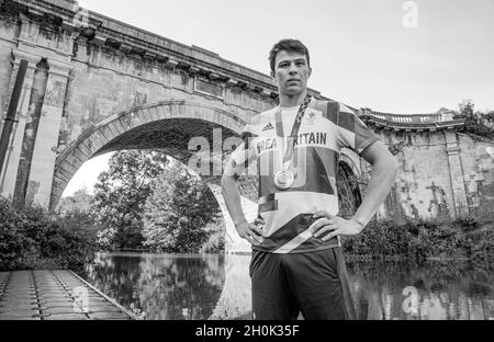 Il pentathlete moderno della Gran Bretagna, Joe Choong pone per una foto con la sua medaglia d'oro olimpica da Tokyo 2020 al Dundas Aqueduct vicino Bath. Data foto: Martedì 11 ottobre 2021. Foto Stock