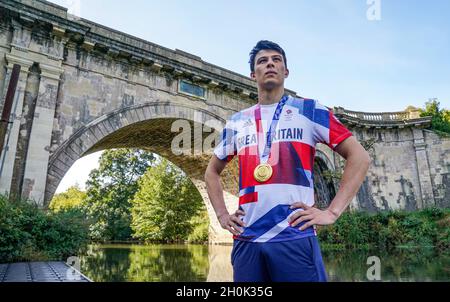 Il pentathlete moderno della Gran Bretagna, Joe Choong pone per una foto con la sua medaglia d'oro olimpica da Tokyo 2020 al Dundas Aqueduct vicino Bath. Data foto: Martedì 11 ottobre 2021. Foto Stock