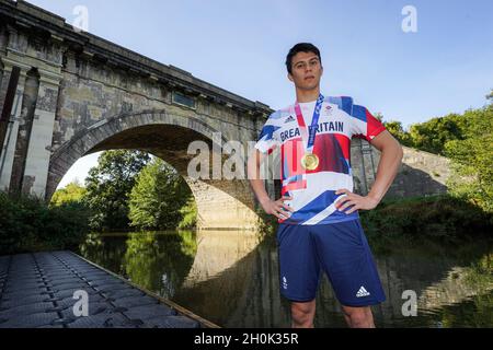 Il pentathlete moderno della Gran Bretagna, Joe Choong pone per una foto con la sua medaglia d'oro olimpica da Tokyo 2020 al Dundas Aqueduct vicino Bath. Data foto: Martedì 11 ottobre 2021. Foto Stock