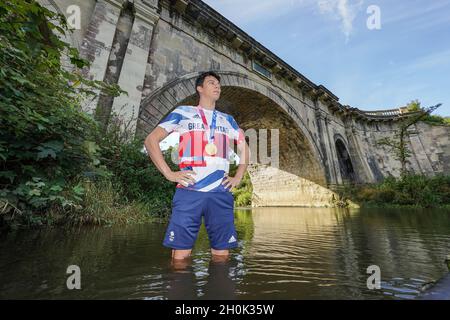 Il pentathlete moderno della Gran Bretagna, Joe Choong pone per una foto con la sua medaglia d'oro olimpica da Tokyo 2020 al Dundas Aqueduct vicino Bath. Data foto: Martedì 11 ottobre 2021. Foto Stock