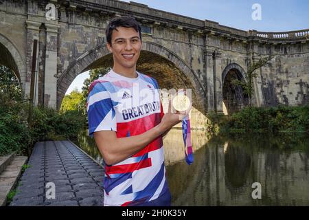 Il pentathlete moderno della Gran Bretagna, Joe Choong pone per una foto con la sua medaglia d'oro olimpica da Tokyo 2020 al Dundas Aqueduct vicino Bath. Data foto: Martedì 11 ottobre 2021. Foto Stock