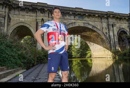 Il pentathlete moderno della Gran Bretagna, Joe Choong pone per una foto con la sua medaglia d'oro olimpica da Tokyo 2020 al Dundas Aqueduct vicino Bath. Data foto: Martedì 11 ottobre 2021. Foto Stock