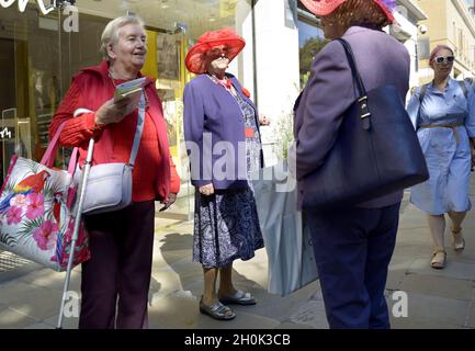 Londra, Inghilterra, Regno Unito. Donne anziane a Chelsea Foto Stock