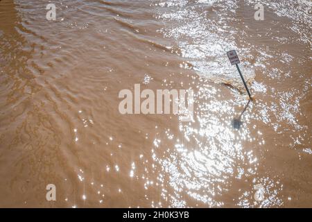 Le acque del fiume alluvione coprono le strade di Conshohocken Pennsylvania USA dopo le piogge uragane Foto Stock