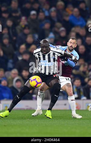 Steven Defour di Burnley e Mohamed DIAME di Newcastle United combattono per la palla Foto Stock