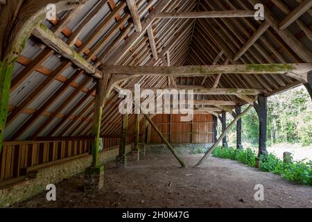 Interni, Up Marden Cart Shed, 1775, recentemente restaurato dal Weald and Downland Open Air Museum: South Downs National Park, West Sussex, Regno Unito Foto Stock