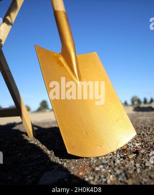 Roggentin, Germania. 13 ottobre 2021. Una spade dorata è pronta alla cerimonia simbolica di rottura per un impianto di produzione di farina di insetti della giovane azienda di start-up di Rostock Inova Protein. Nella sala di produzione di quasi 800 metri quadrati, 1.5 tonnellate di farina di insetti al mese saranno prodotte da polli per prodotti alimentari in futuro. A maggio, il verme giallo (Tenebrio molitor) è stato il primo insetto approvato dall'UE come nuovo prodotto alimentare. Credit: Bernd Wüstneck/dpa-Zentralbild/dpa/Alamy Live News Foto Stock