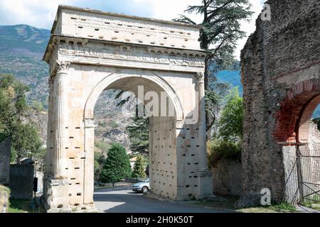 Susa, Segusium, con il suo arco storico di Augusto e le rovine romane, nel nord dell'italia in una giornata di sole Foto Stock