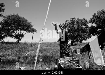 Progetto documentario, 'il Golfo dell'Oblivion' 2005-2007..Un progetto documentario sulla popolazione povera che vive nelle isole del Golfo di Guayaquil. Donna locale appeso fuori il suo lavaggio ad asciugare. Ecuador. Foto Stock